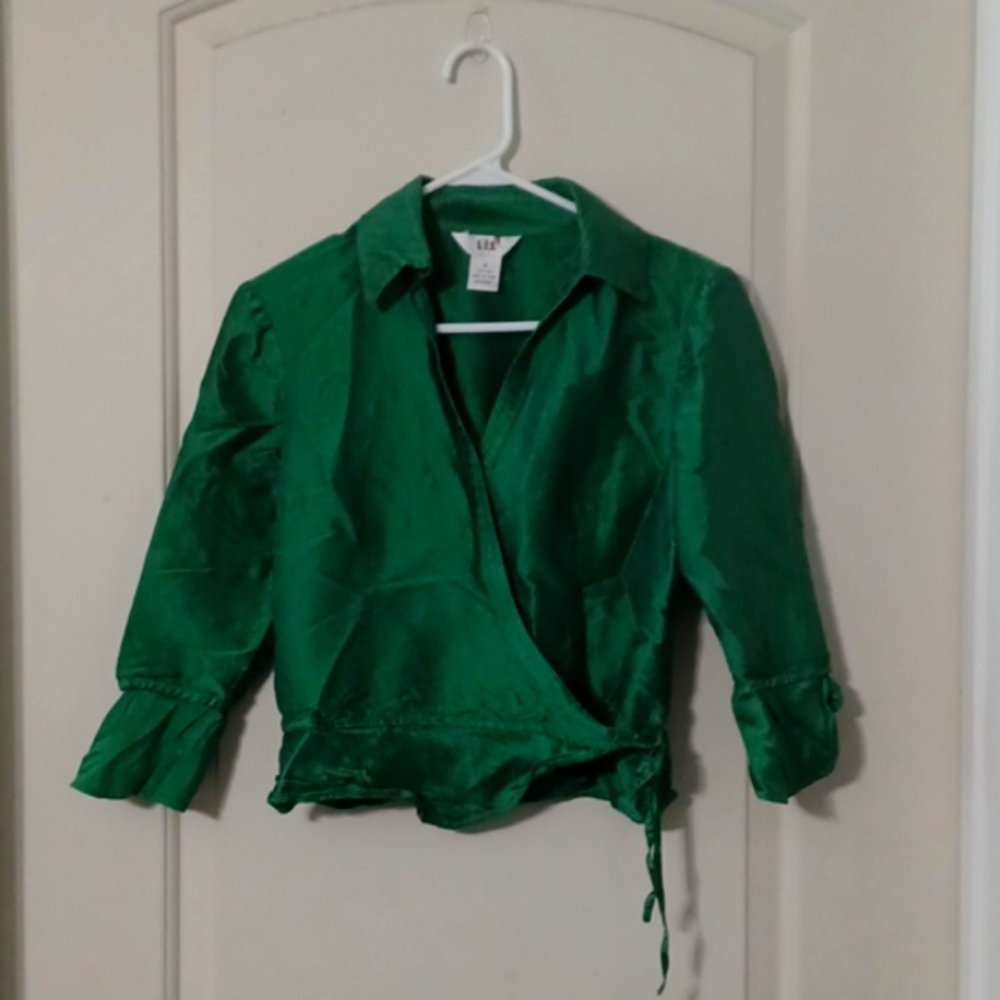 ⁉️☃️5 for $12☃️⁉️...Silk cross wrap blouse